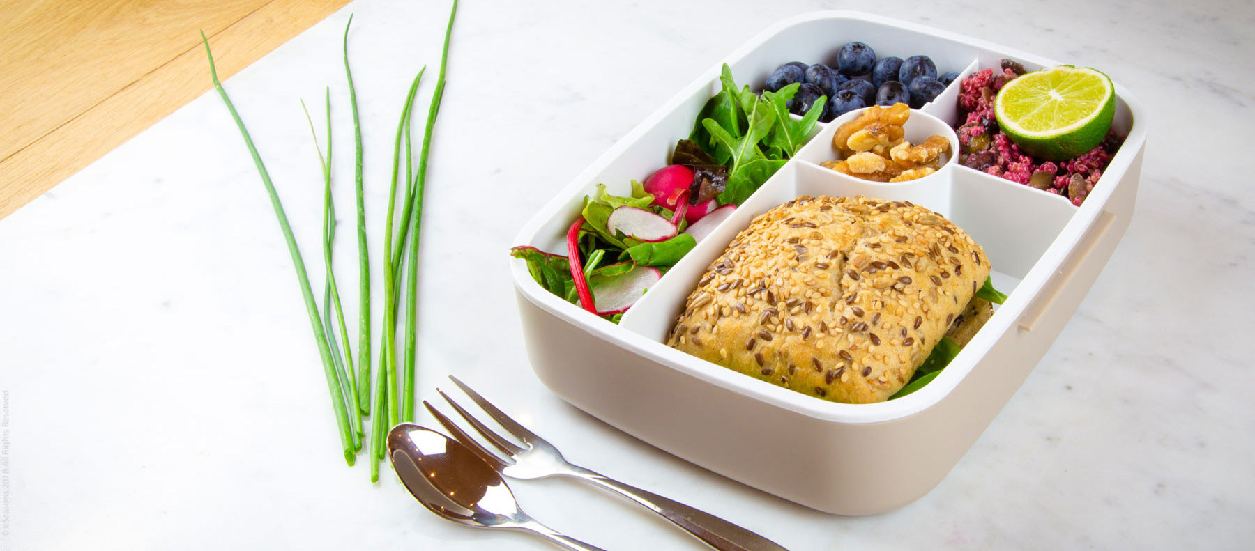Traumhaftes Lebensmittelfoto: eSeasons Bento Vesperbox 5 Fächer warmes Grau appetitliches Essen aus Salat Blaubeeren und Brot
