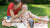 eSeasons Vakuum isolierter Thermobehälter elegantes Grau orangener Griff Mama und Kind genießen warmes Essen Picknick im Park